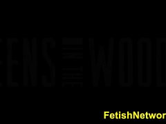 BDSM cabina TeensInTheWoods de Sally Squirtz