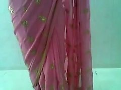 Mujer adorable Desi indio en la cogida y Dibujo Sari Rojo