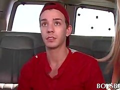 Polluelo rubia engañando a lindos tipo teen a mantener relaciones sexuales gay in de autobús