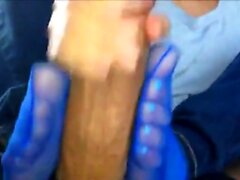 Footjob nas meias de nylon azul