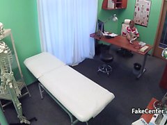La enfermera de Milf consiguió spunk en sus tits