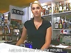 Fottutamente tette grosse bartender dilettante paga dopo