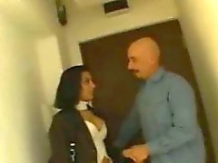 Brune sexy jeune mariée Indian à parler avec un gars