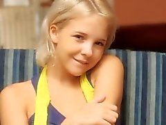 Аппетитный 18yo Blondie мастурбация себе