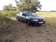 La abuelita caliente es follada en el coche de