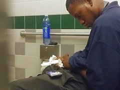 capturado masturbándose masturbándose solo baño negro amateur