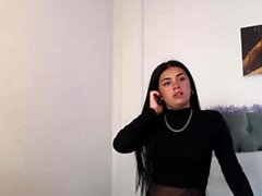 Teen Goth morena Bara Jerks y chupa la polla