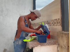 Me follo al constructor negro de pollas y lo hago chorrar en la terraza con vistas a toda la ciudad de Cali