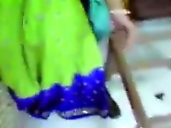 A estudante da Índia brincando com ela do corpo