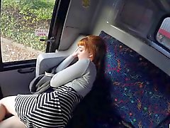 Geile Teen Girl Lola zerstoßen in dem Bus