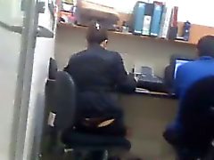Fille dans le bureau avec une lanière