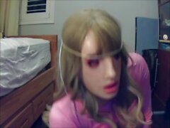 Pink Jane Pt5! Jane devient excitée dans son masque féminine et commence à se frotter la chatte!