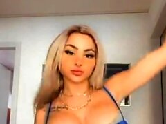 Wunderschöne blonde Pornostar Babe Kayden Kross masturbiert