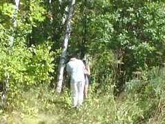 Mujer madura divirtiéndose en el bosque