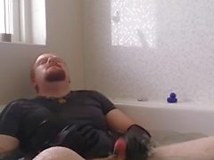 Guy dinamarquês - Rubbercub masturbando na banheira