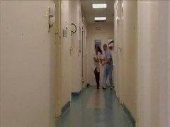 Vollbusige Brunette Patienten , Laura Löwe , erhält ihre Fotze und Arsch vom Arztes gehämmert
