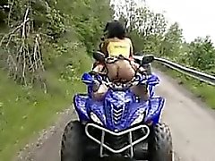 Muchacha que de Asia jodido salvaje aire libre en un ATV