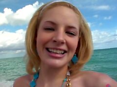 bikini rubia folla desnuda novio