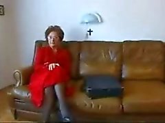 Stunning Septuagenarian Susanne Streifen sowie Brennt auf den