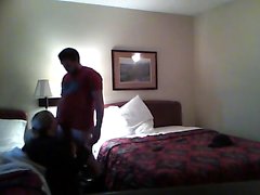 Insatiable puoliso juuttuu kiinni kiertävät miehelleen hotellihuoneeseen