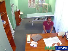 FakeHospital брюнет ношения узкой нужным медсестры одежду трахает ее пациента