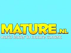 Naturel de toying matures plantureuse dans bas de