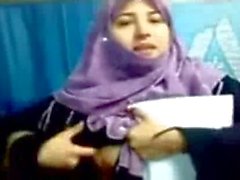 Pakistanaise de Hijab l'étudiante de fille Boobs Afficher les