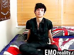 Shy emo Teenager redet mit der Kamera und dann auszieht