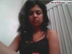 Menina Arabian a quente Mostra a dela corpo surpreendente e jogar no câmara