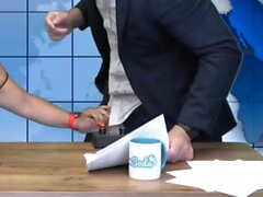 Camsoda Newscaster fährt Sybian