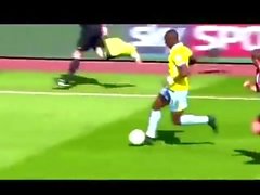 Yannick Bolasie la destrucción de los defensores.