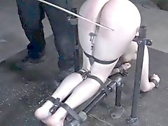 Ergatterte Slave pussyclamped Weile zurückhaltender