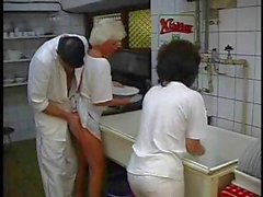 Пожилая брюнетка и платиновый блондин бабуля получите уничтожена в четверку в кухне