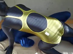 Zentai Mädchen schwing