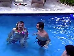 Festa na piscina selvagem e sexy