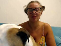 Webcam Busty Blonde gestreift mit Ölanalmasturbat bedeckt