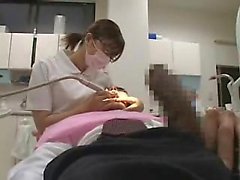 dentista asiática bonito que trabalha em um paciente com tesão com um er rígida