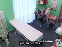 Doktor busty hastadan blowjob alır