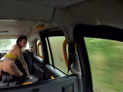 Abgehangene Taxi Ava Austen fährt eine der großen schwarzen Dildo