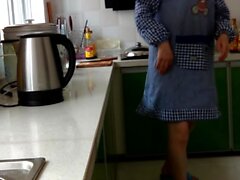 Esposa chinesa pervertida espancada na cozinha