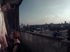 Redhead hat ihren Morgenkaffee und Sex auf dem Balkon