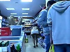 Dunkle Frau Flashing In Public in einem Laden