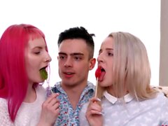 18 VideoZ - Hanna Rey - Teens Share Lollipop ja Cock