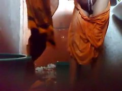 Giovani tizio il Bangladesh tenere un cam nascosta nel bagno prima di