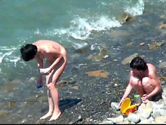 Spy filles nues au bord de la plage