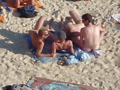 Gruppe von Jungs, Sex am Strand