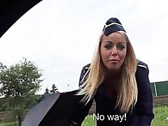 Blonden Stewardess Christen Courtneys geschlagen im Fremde Fahrzeug