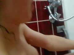 Süß Baby Rasur als sie selbst in Badewanne mit