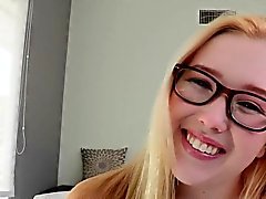 Flexiblen sizequeen jugend in glasses anschließendem Cumshot