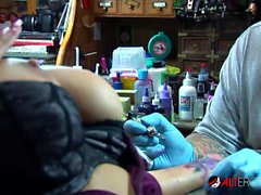 De Shyla Stylez se fait tatouer en jouant avec ses seins